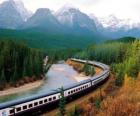 Aux trains de passagers dans un paysage montagneux