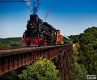 Train à vapeur sur le pont