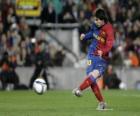 Lionel Messi taper dans un ballon