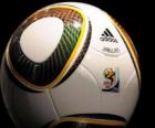 L'Adidas Jabulani (qui signifie "célébrer" en zoulou) est le ballon de soccer officielle.