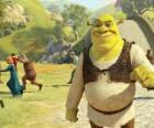 Shrek se promenant dans la ville et les gens s'exécute