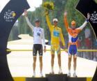 Le podium de la 97e Tour de France: Alberto Contador, Andy Schleck et Denis Menchov, à Arc de Triomphe et de l'arrière-plan Champs-Elysées