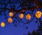 boules de Noël suspendu à l'arbre