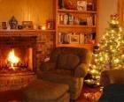 Le salon d'une maison la nuit de Noël sur le feu et l'arbre avec des cadeaux