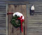Couronne de Noël accrochées dans l'embrasure de la porte d'une maison