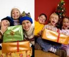 Les enfants avec des cadeaux de Noël