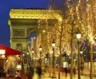 Les Champs-Élysées décorées pour Noël avec l'Arc de Triomphe en arrière-plan. Paris, France