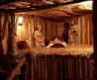 Les figurines de la Crèche de Noël dans un petit bâtiment en bois