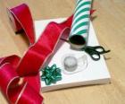 Cadeaux de Noël avec des ciseaux ruban et décoration