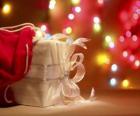 Cadeau de Noël enveloppé dans du papier blanc et décorée avec un arc