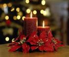 bougies allumées comme une pièce maîtresse de Noël décoré de fleurs