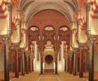 Vieille Mosquée de Cordoue, la cathédrale actuelle, colonnes de marbre et des arcs avec le lieu saint, le Mihrab