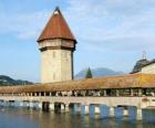 Le pont en bois et couverte Kapellbrücke (le pont de la Chapelle) et le Wasserturm tour à Lucerne, Suisse