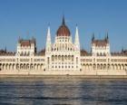 L'impressionnant bâtiment du Parlement hongrois à Budapest, sur la rive du Danube