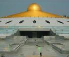 Le cetiya Dhammakaya est un symbole de paix dans le monde par la paix intérieure dans un parc bouddhiste et un sanctuaire situé en Thaïlande