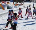 Scène typique d'hiver avec des enfants faint du ski à la montagne