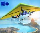 Les aras Blu, toucan Rafael Jewel et un deltaplane survolant la ville de Rio de Janeiro
