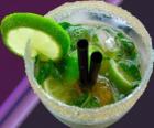 Le cocktail mojito populaire est originaire de Cuba, fait de rhum, de sucre (ou sirop de sucre), citron vert, menthe, ou de la menthe et l&#39;eau pétillante.
