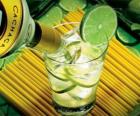 La caipirinha est un cocktail composé de rhum brésilien, citron vert, sucre et la glace.