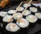 La nourriture japonaise avec des baguettes, il est connu sous le nom maki parcé est sushi roulés aux algues