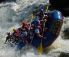 Aventuriers à la rivière avec un bateau pneumatique