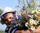 Un enfant avec un cadeau pour sa mère, un grand bouquet de fleurs