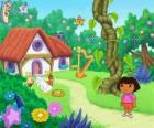 Dora, à côté d'une maison dans les bois