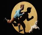 Tintin avec son chien Milou qui court