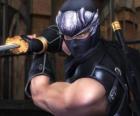 Guerrier ninja avec épée à la main
