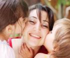 Maman ou la mère recevont baisers de leurs enfants