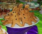 Assiette plein de biscuits au gingembre en forme de poupée