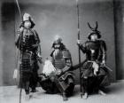 Trois guerriers samouraïs authentiques, avec l'armure, le casque Kabuto et armé