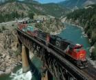 Train de marchandises passant sur un pont