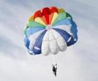 Parachute à travers les nuages dans un parachute après avoir sauté d'un avion