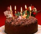 Gâteau avec cinq chandelles pour la célébration de l'anniversaire