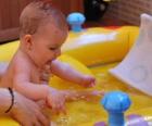 Fille de baignade dans une petite piscine gonflable