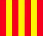 Drapeau jaune à bandes rouges pour avertir les conducteurs que la piste est glissante