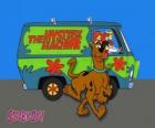 Scooby Doo fiers en face de le classic fourgon hippie Volkswagen Combi