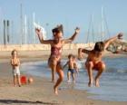 Enfants jouant sur la plage