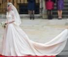 Belle robe de mariée avec une longue queue