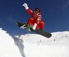 Snowboarder faire un truc ou une astuce