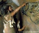 Un artiste préhistorique en effectuant une peinture rupestre en représentant un buffle dans la paroi d'une grotte tandis que un dinosaure l'observe depuis l'extérieur de la caverne