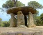 Dolmen, construction en pierre du néolithique dans la forme de grande table de pierre