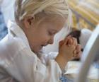 Fille de prier avec les mains en prière