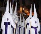 Nazaréens ou de pénitents pendant une procession de la Semaine Sainte avec cagoule ou d'un cône, robe et cape