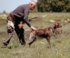 Chasseur avec son chien de chasse