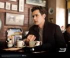 Peter Parker,  assis réfléchie à cafetria de New York