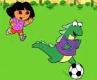 Dora jouant au foot avec son amie Isa l'iguane