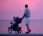 Père marchant avec son fils à côté de la mer