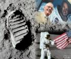 Neil Armstrong (1930-2012) est un astronaute de la NASA et le premier homme à poser le pied sur la Lune le 21 juillet 1969, à la mission Apollo 11